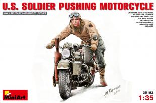 Американский солдат, толкающий мотоцикл