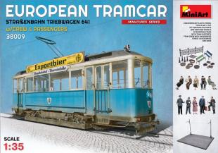 Европейский трамвай с пассажирами и экипажем